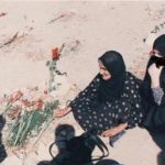 مادران عزادار در گورستان خاوران، جایی که گروهی از اعدام‌شدگان سال ۱۳۶۷ در آن بی‌نام و نشان دفن شده‌اند