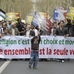 تظاهرات جمعی از مسلمانان در پاریس (۲ آوریل ۲۰۱۱). بر روی بنر آنها آمده است: :دین من انتخاب من و حق من است؛ همزیستی تنها راه است»