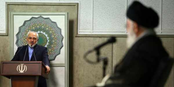 سید علی خامنه‌ای‌‌، محمدجواد ظریف (عکس از ایرنا، دیدار سفرا و روسای نمایندگی های ایران در خارج کشور با رهبر، ۲۲ مرداد ۱۳۹۳)
