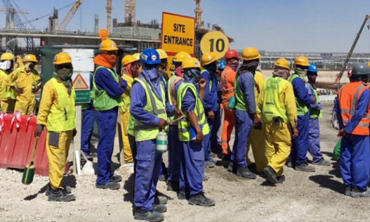 هر سال صدها هزار کارگر مهاجر از جمله در بخش ساخت‌وساز تأسیسات ورزشی مسابقات بین‌المللی در قطر کار می‌کنند.