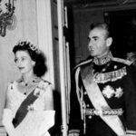 ۸ سال از کودتا گذشته: ملکه الیزابت دوم، در سفرش به تهران در مارس ۱۹۶۱، در زمانی که قدرت شاه دیگر تثبیت‌شده می‌نماید. (عکس از AFP)