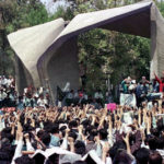 ۱۸ تیر ۱۳۷۸، جلوی در ورودی اصلی دانشگاه تهران در خیابان انقلاب − این محل شاهد چه صحنه‌ها که نبوده است
