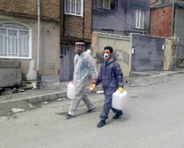 توزیع مواد ضدعفونی‌کننده در محله‌های شهر مریوان توسط کمیته‌ی همیاری محله‌ها − ۱۳۹۹