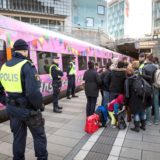 پلیس سوئد عده‌ای از پناهجویان را در ایستگاه شهر مالمو کنترل می‌کند. (Photo: Johan Wessman - © News Øresund)(CC BY 3.0)