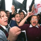 عکسی از تظاهرات دختران دبیرستانی در اردن علیه زن‌کشی به اسم ناموس (۱۴ فوربه ۲۰۰۰)، عکس از AFP