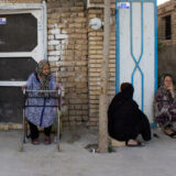 گفت‌وگو در کوچه - عکس از سارا سیدآبادی، ایسنا