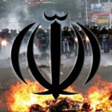 آرم جمهوری اسلامی بر روی صحنه‌ای از یورش پلیس در جریان جنبش سبز. عکس زمینه از آلفرد یعقوب‌زاده