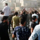 تهران، خیابان ناصرخسرو. معترضان شعار می‌دهند: «امسال سال خونه، سیدعلی سرنگونه». ۱۶ مهر ۱۴۰۱