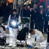 ۱۳ نوامبر ۲۰۲۲: پلیس در حال بررسی صحنه جرم، پس از انفجار مهیب که خیابان استقلال در قلب استانبول را لرزاند. (عکس: خبرگزاری فرانسه)
