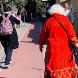 زن سالمندی در جریان اعتراضات زن زندگی آزادی حجاب از سر برداشته
