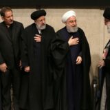 علی خامنه‌ای در سمت راست تصویر وارد می‌شود و حسن روحانی& ابراهیم رُیسی و اسحاق جهانگیری دست به سینه ایستاده‌اند