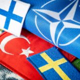 پرچم‌های ترکیه و فنلاند و سوئد و ناتو در کنار هم ــ عکس: شاتراستاک