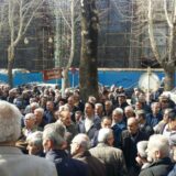 تجمع جمعیت زیادی از بازنشستگان سالخورده، با موهای سفید مقابل استانداری کردستان در سنندج