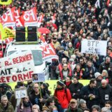 صحنه‌ای از اعتراضات روز شنبه ۱۱ مارس ۲۰۲۳ به اصلاح قانون بازنشستگی در فرانسه (عکس از Sebastien SALOM-GOMIS / AFP)