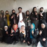 معلم مرد و شاگردان دخترش در یک کلاس زیر زمینی آموزش به دختران در نقطه‌ای از افغانستان تحت حکومت طالبان نشان پیروزی نشان می‌دهند