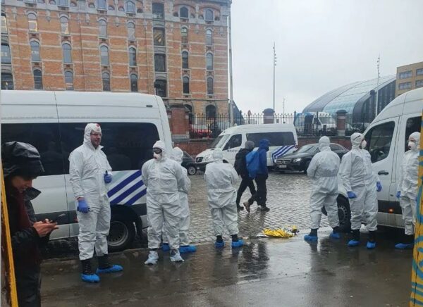 عملیات پلیس بلژیک برای بیرون انداختن پناهجویان از ساختمانی خالی در بروکسل که در آن پناه گرفته‌اند