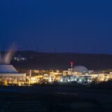 نیروگاه هسته‌ای در Neckarwestheim، جنوب آلمان. این نیروگاه هسته ای یکی از سه نیروگاه هسته‌ای آخر در آلمان است که هنوز در حال فعالیت هستند و همراه با دو نیروگاه دیگر در ۱۵ آوریل ۲۰۲۳ تعطیل خواهند شد.