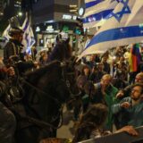 پلیس سواره اسرائیل تظاهرکنندگان را در جریان تظاهرات اعتراضی به لایحه اصلاحات قضایی دولت در تل آویو در ۲۹ آوریل ۲۰۲۳ متفرق می‌کند. (عکس از JACK GUEZ / AFP)