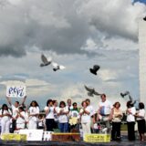 مادرانی که فرزندانشان را خشونت پلیسی کشته است در برابر پارلمان کبوترها را برای پرواز رها می‌کنند، روز جهانی زنان، ۲۰۰۵ ــ عکس: EVARISTO SA / AFP