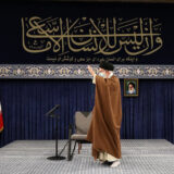 خامنه‌ای در حال دست تکان دادن