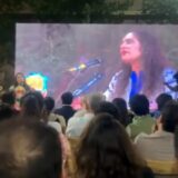 هانا کامکار در مراسم بزرگداشت عباس کیارستمی بدون «حجاب اجباری» ترانه‌ای بر اساس شعر نیما را اجرا کرد