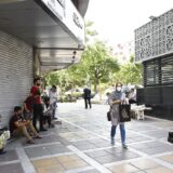 بیکاری شدید به مشاغل غیررسمی رونق بخشیده است. یک گروه نوازنده خیابانی در خیابانی در تهران ساز می‌نوازند.