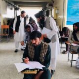 مردان افغانستانی در حال شرکت در آزمون کنکور