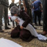 ۲۱ اکتبر ۲۰۲۳ - مادری در غزه جسم بی‌جان نوزادش را در آغوش گرفته