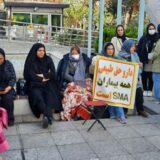 تصویر کمپین معلولان از تجمع خانواده‌های بیماران اس‌ام‌ای که سه روز پشت سر هم جلوی ساختمان وزارت بهداشت در جریان بود.